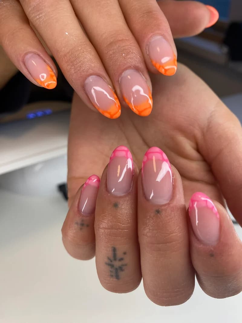 Negle med orange og pink mønstre på spidserne