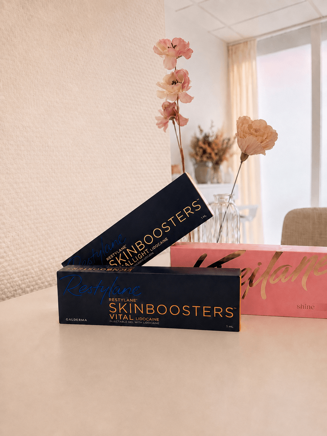 Restylane Skinboosters-produkter fotograferet i klinikken