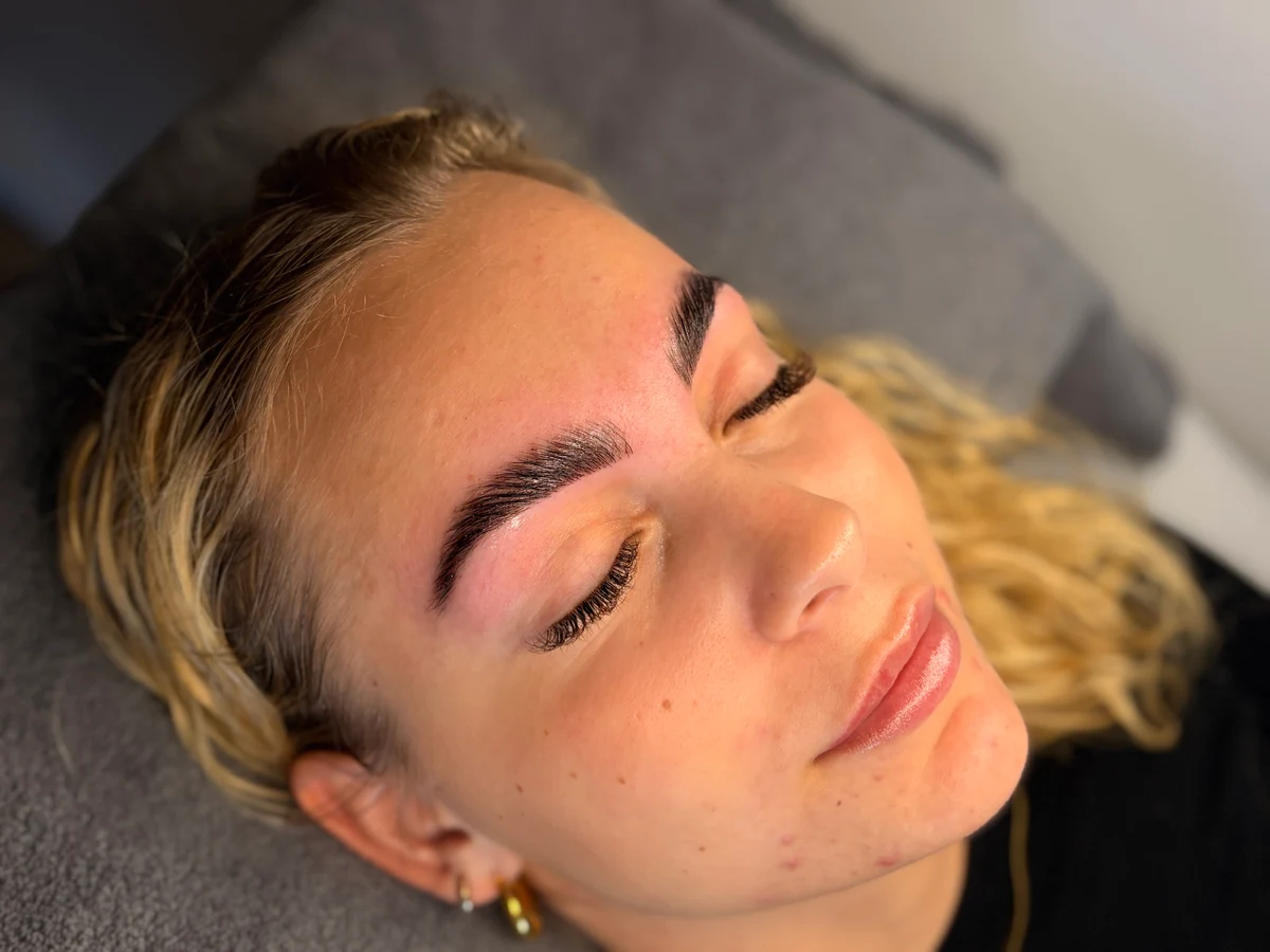 Bryn efter brow lamination i klinikken