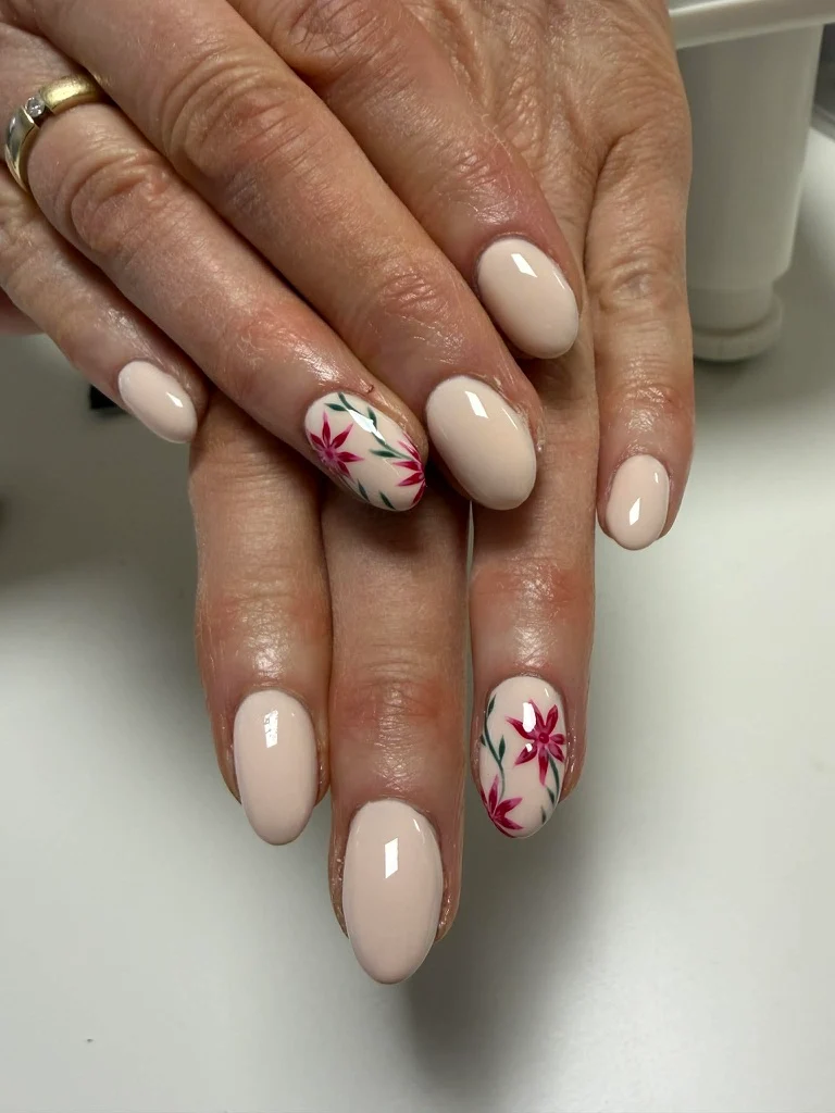 Lyse negle med blomsterdesign