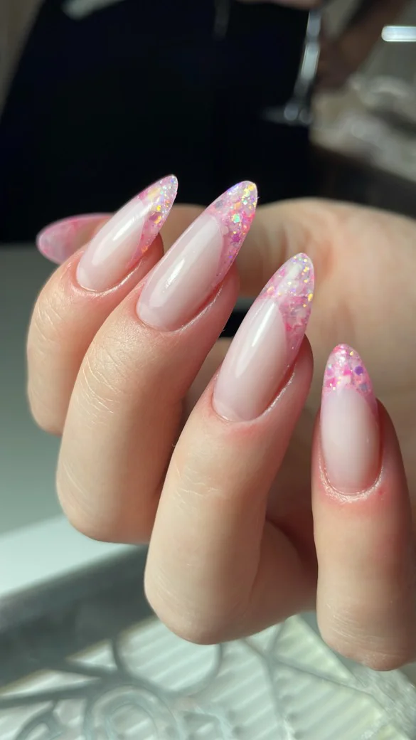 Negle med rosa glimmerspidser