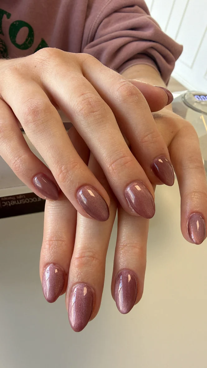 Negle med rosa perlemorsfinish